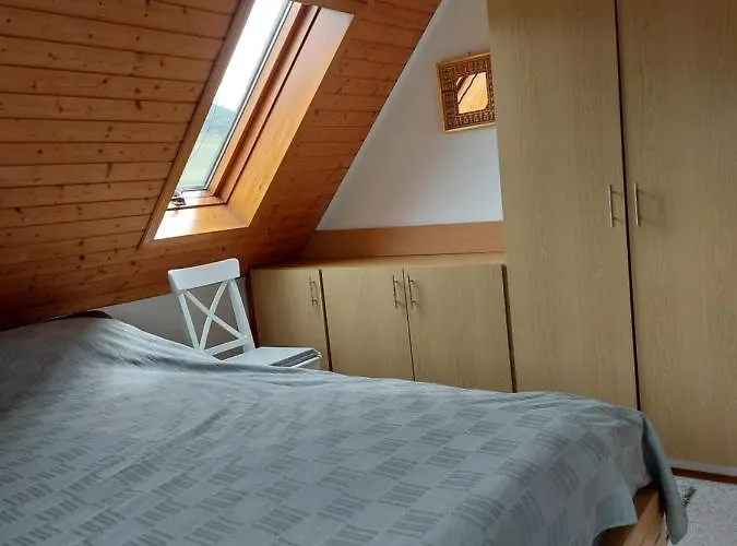 Dachgeschosswohnung Mit Burgblick In Kues